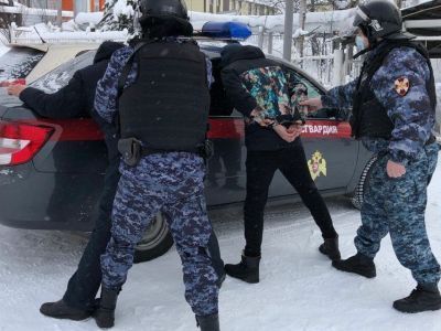В Якутии росгвардейцы задержали постояльцев гостиницы по подозрению в употреблении наркотиков