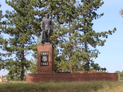 Братская могила советских воинов, погибших в боях с фашистскими захватчиками в 1943 году. Захоронено 200 человек, имена 108 человек  установлены