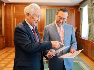 Глава Якутии встретился с почетным гражданином республики Климентом Ивановым