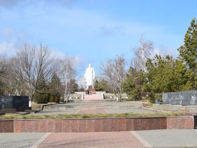 Мемориальный комплекс в честь советских воинов, штурмовавших высоту 121,4 - "Сопка Героев" - один из опорных пунктов фашистской "Голубой Линии"