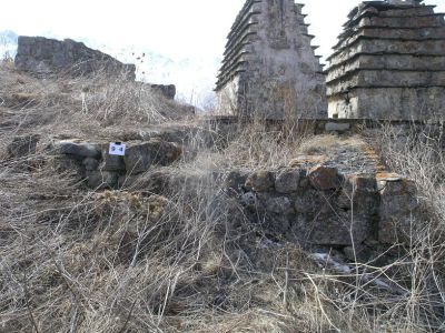 Склеп полуподземный с гладкой фасадной стеной (основание) 8