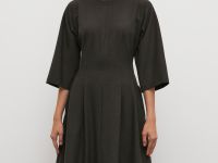 Приталенное платье длины миди