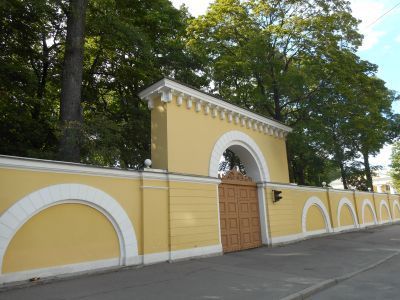 Ограда каменная