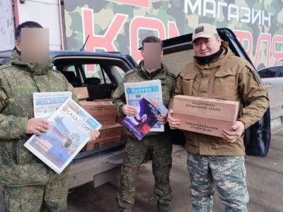 Военнослужащие из Якутии продолжают получать новогодние подарки