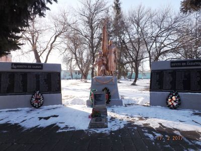 Братская могила советских воинов, погибших в боях с фашистскими захватчиками