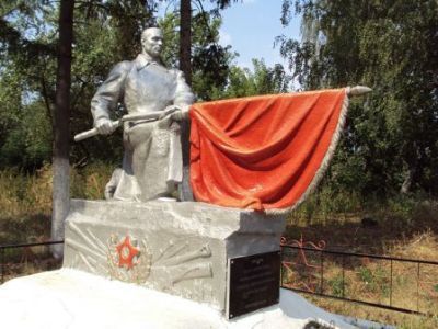 Братская могила с захоронением воинов, погибших в период Великой Отечественной войны 1941-1945 гг.