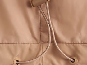 Утепленная стеганая куртка со съемным капюшоном