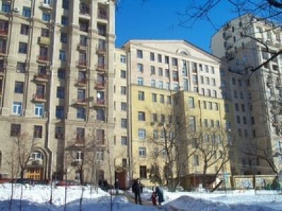 Жилой дом ЖСК "Педагог Московской консерватории", 1953-1956 гг., архитектор И.Л. Маркузе. В этом доме в разные годы жили и работали композиторы А.И. Хачатурян, Д. Д. Шостакович, скрипач Л.Б. Коган, дирижер К. Б. Птица