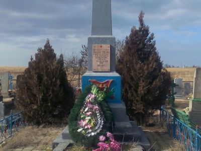 Братская могила советских воинов, погибших в боях с фашистскими захватчиками