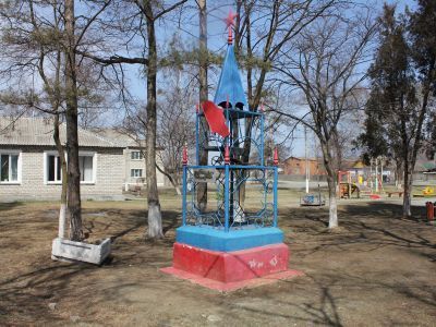 Памятник партизанам на территории школы