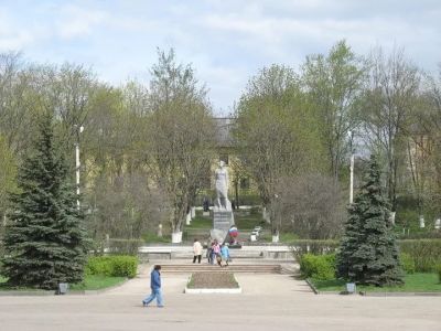 Место казни руководителя подпольной комсомольской организации г. Острова Героя Советского Союза К.И. Назаровой и комсомольцев А.Ивановой, Воронова и Овчинникова