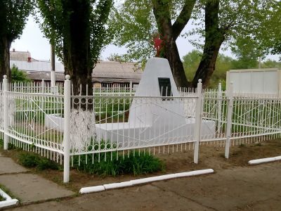 Братская могила советских воинов, погибших в боях с фашистскими захватчиками