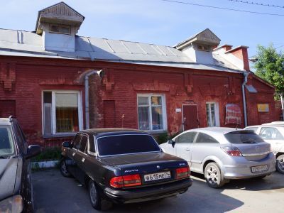 Одно-двухэтажная историческая часть сооружения бывших складов
