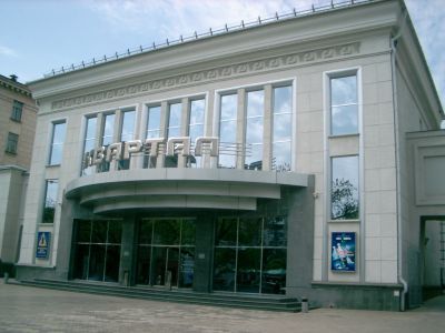 Здание скетинг-ринка и электробиографа "Мон Плезир". Здесь проходил II съезд иногородних Кубанской области; здесь выступал поэт В.В. Маяковский; здесь состоялся первый суд над изменниками Родины