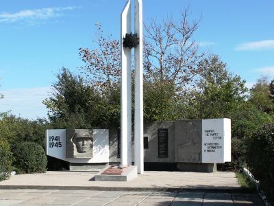 Могила неизвестного солдата и памятный знак в честь воинов-односельчан, погибших в годы Великой Отечественной войны