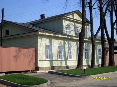 Жилой дом с воротами