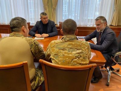 Кирилл Бычков встретился с бойцами-десантникам из Якутии