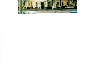 Угловой жилой дом с колоннами