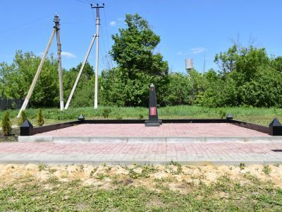 Братская могила советских воинов, погибших в боях с фашистскими захватчиками в 1943 году