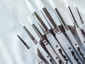 Кисть синтетика круглая Roubloff "1Wt14" ручка фигурная пёстрая белая с черным кончиком, глянцева