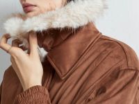 Коричневая утеплённая куртка-бомбер оверсайз из искусственной замши с мехом Глория Джинс