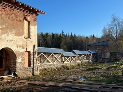 Ограда Яшезерской пустыни со святыми воротами и угловыми башнями