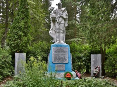 Братская могила с захоронением воинов, павших в период Великой Отечественной войны 1941—1945 гг.