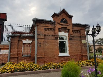 Одноэтажное каменное здание конца XIX века в стиле сибирского «барокко», ныне жилой дом