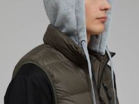 Утепленный жилет со съемным капюшоном