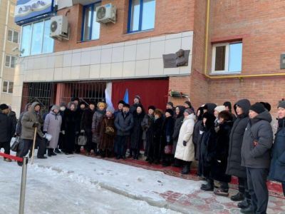 Мемориальную доску первому директору Института Олонхо СВФУ открыли в Якутске