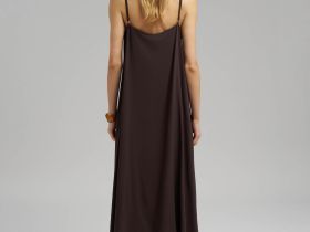 Свободное платье миди на бретелях