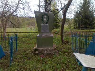 Могила коммуниста Буторина Ивана Андреевича - председателя Первой коммуны, убитого кулаками
