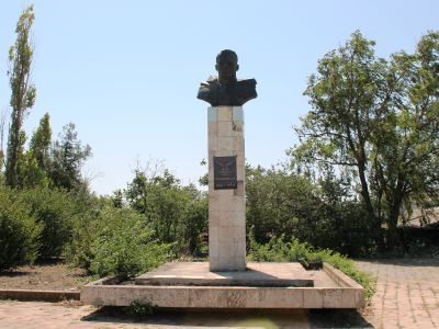 Памятник Герою Советского Союза Д.А.Челядинову (скульпторы А.И.Мельник, В.С.Коротков)