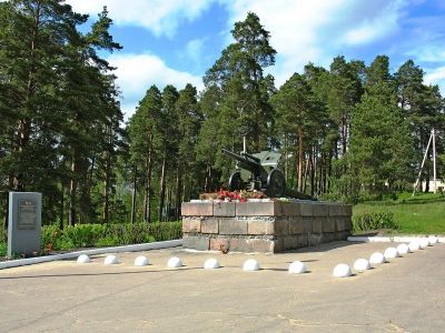 Памятник-пушка и стела, посвященные обороне города в 1941 г., на западной стороне