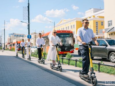 Молодожены устроили праздничный пробег на электросамокатах в Якутске