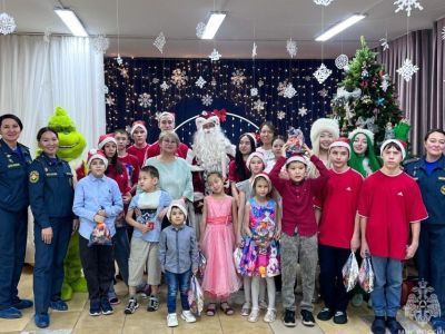 В Якутии сотрудники МЧС поздравили воспитанников детского дома с Новым годом