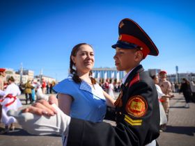 5,5 тысяч пар станцевали вальс Победы в Якутске