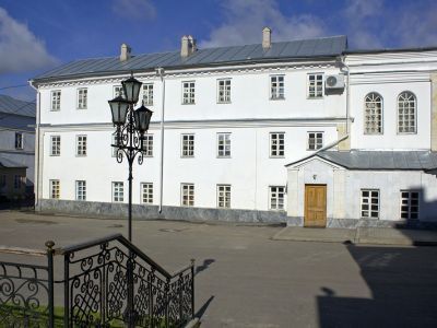 Каменный двухэтажный келейный корпус