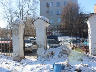 Ограда со сторожкой