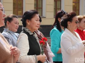 В Якутске в День национальной печати возложили цветы к памятнику Василию Никифорову-Кюлюмнюру