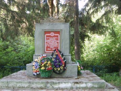Братская могила воинов Советской Армии, погибших в период Великой Отечественной войны. Захоронено 271 человек, установлено фамилий на 156 человек. Скульптура установлена в 1967 году