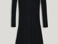 Вязаное платье приталенного силуэта