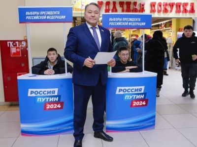 В столице Якутии продолжается сбор подписей в поддержку Владимира Путина