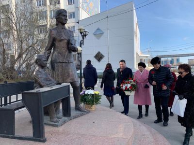 Опыт, мудрость и знания. В Якутске возложили цветы к памятнику Учителю