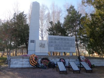 Братская могила воинов, погибших в годы гражданской и Великой Отечественной войн