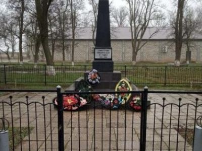 Братская могила воинов Советской Армии, погибших в 1942 - 1943 гг.