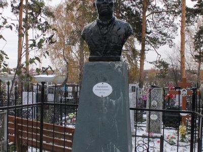Надгробие на могиле В.С. Каракозова
