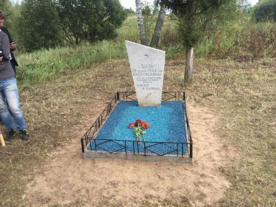 Братская могила советских граждан, расстрелянных гитлеровцами в 1942 г. Установлен обелиск