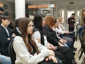 Писатель Валентин Егоров представил школьникам издания «ZOV Победы» и «Белая книга Памяти»