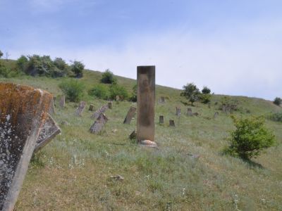 Стелы надмогильные (3 единицы)